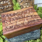 Träbox trotbox i snidat trä med Gudinna Kani NaturApotek