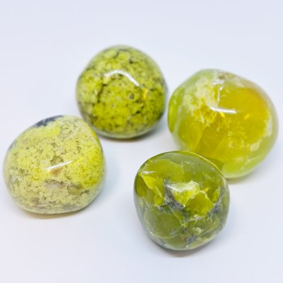 Grön Opal är en känslomässigt renande och lugnande sten som plockar fram hjärtats kraft.
